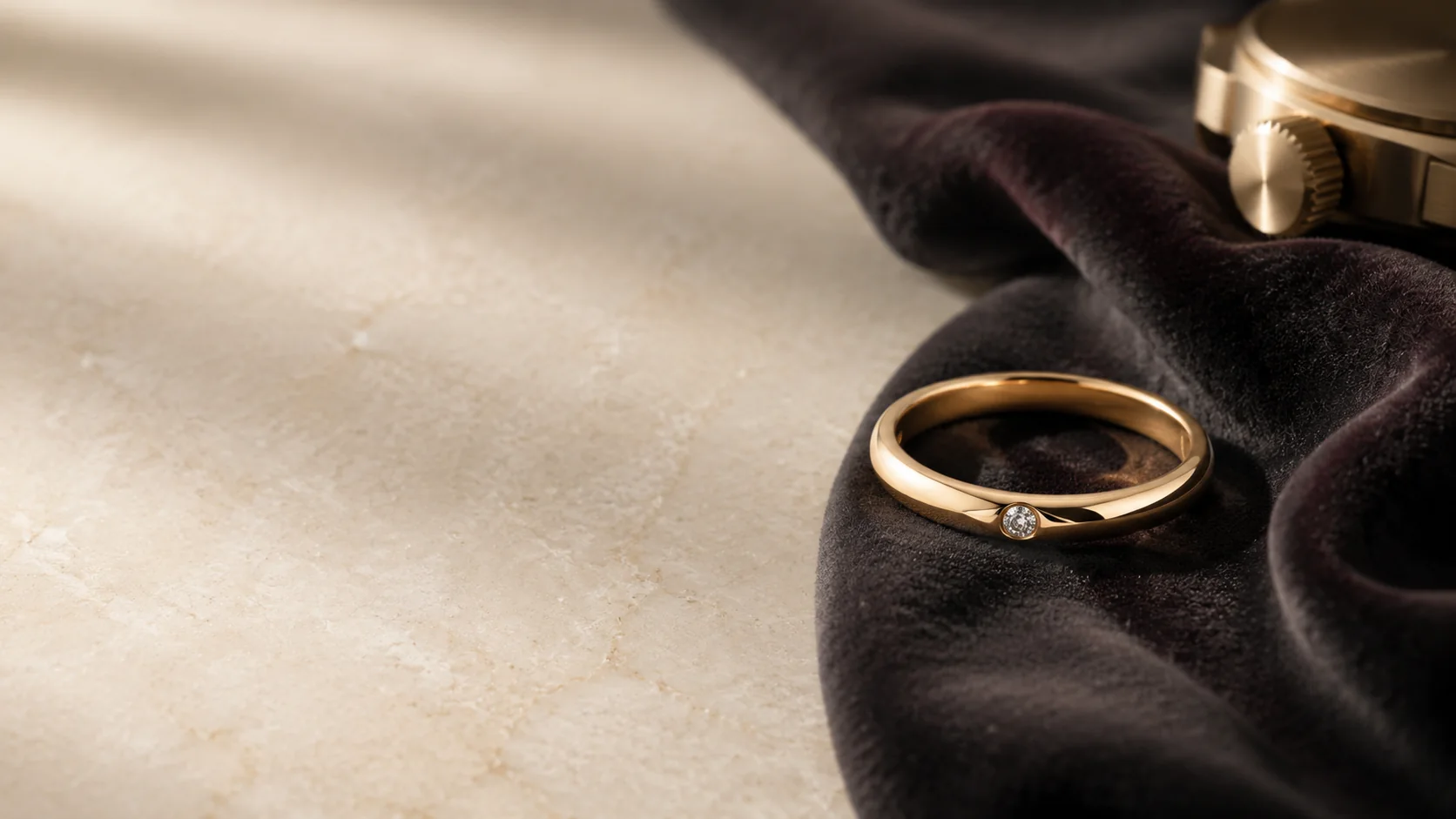 Feiner Goldring und Uhrendetail in einer ruhigen, hochwertigen Inszenierung